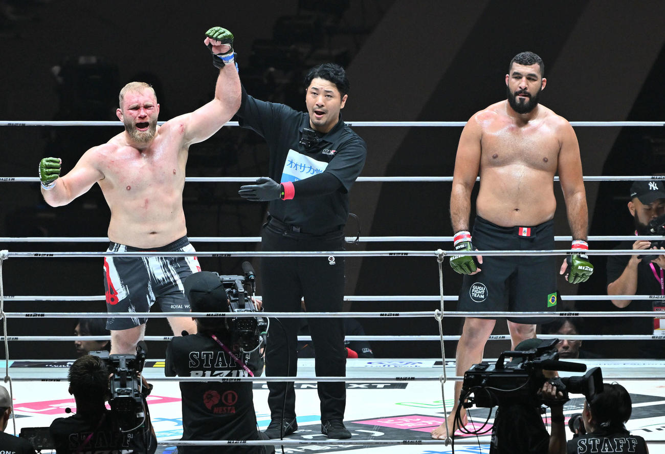 マレク・サモチュク（左）はジョゼ・アウグストに判定勝ちする（撮影・滝沢徹郎）　