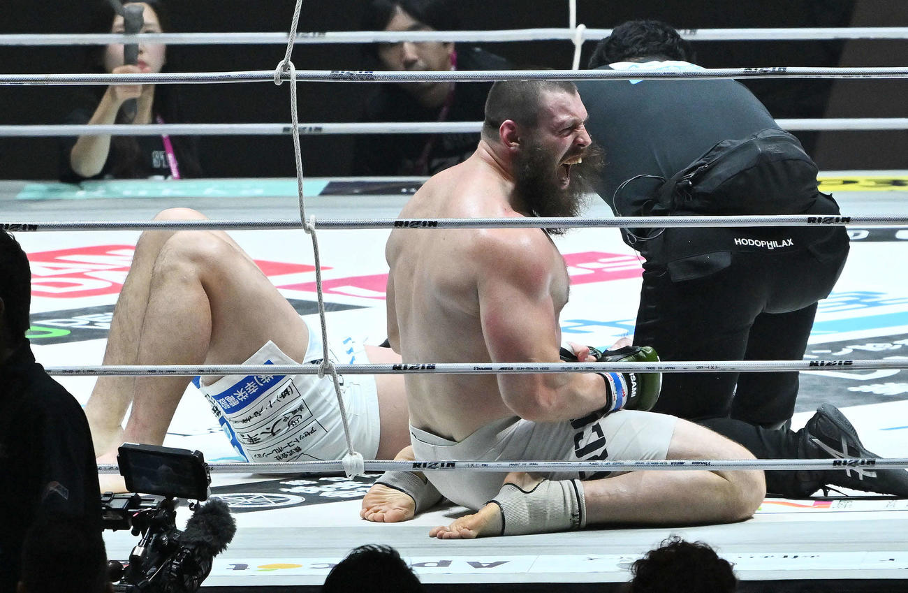 2回、アレクサンダー・ソルダトキンは上田に勝利し雄たけびを上げる（撮影・滝沢徹郎）　