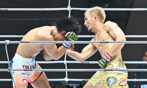 3回、元谷(右)はヒロヤにパンチを打ち込む(撮影・滝沢徹郎)