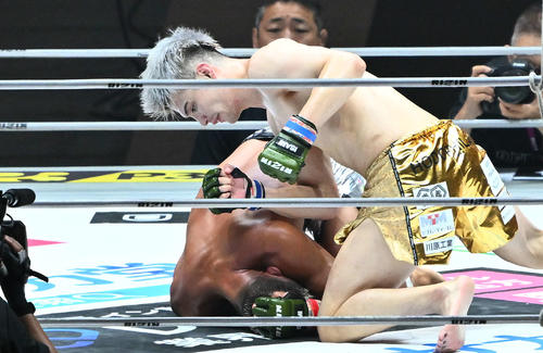3回、栗秋(上)は大雅にパンチを打ち込む(撮影・滝沢徹郎)