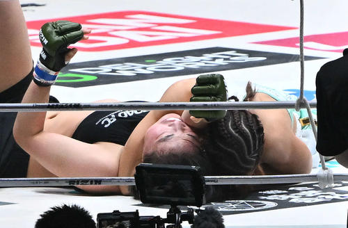 伊沢(右)はシン・ユジンを締め一本勝ちする(撮影・滝沢徹郎)