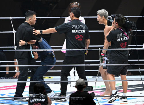 試合後、秋元(右)は萩原(左)と舌戦を繰り広げる(撮影・滝沢徹郎)