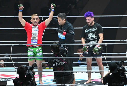 扇久保(左)はホセ・トーレスに判定勝ちする(撮影・滝沢徹郎)