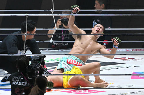 YA-MAN(上)は金原に勝利するも厳しい表情で倒れ込む(撮影・滝沢徹郎)