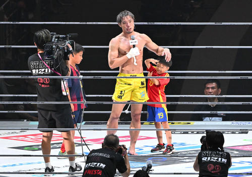 YA-MANとの試合後、引退を表明する金原(撮影・滝沢徹郎)