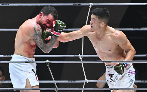 3回、野村(右)はパトリッキー・ピットブルにパンチを打ち込む(撮影・滝沢徹郎)