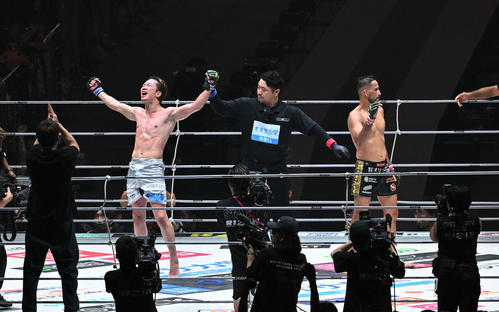 朝倉(左)はクレベル・コイケに判定勝ちし歓喜の表情を見せる(撮影・滝沢徹郎)
