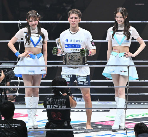 福田に判定勝ちし防衛に成功した井上(中央)はベルトを巻いて記念撮影する(撮影・滝沢徹郎)