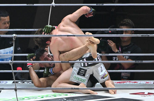 3回、朝倉(上)はクレベル・コイケにパンチを打ち込む(撮影・滝沢徹郎)