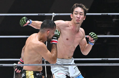 3回、朝倉(右)はクレベル・コイケにパンチを打ち込む(撮影・滝沢徹郎)