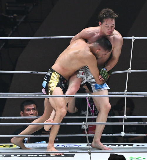 3回、朝倉(右)はクレベル・コイケのタックルで倒れないように耐える(撮影・滝沢徹郎)