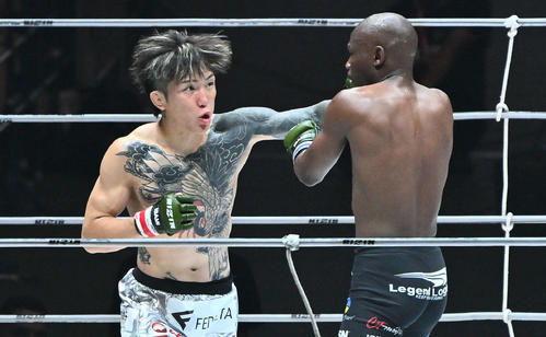 3回、伊藤(左)はエンジカジムーロ・ズールーにパンチを打ち込む(撮影・滝沢徹郎)