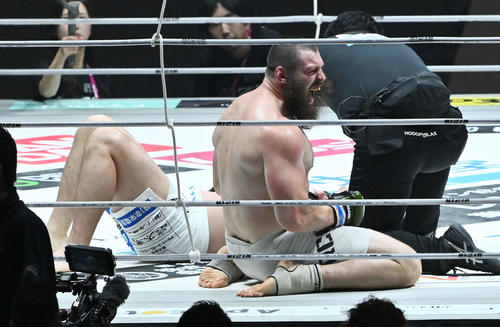 2回、アレクサンダー・ソルダトキンは上田に勝利し雄たけびを上げる(撮影・滝沢徹郎)