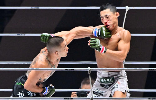 2回、安藤(左)はヤン・ジヨンにパンチを打ち込む(撮影・滝沢徹郎)