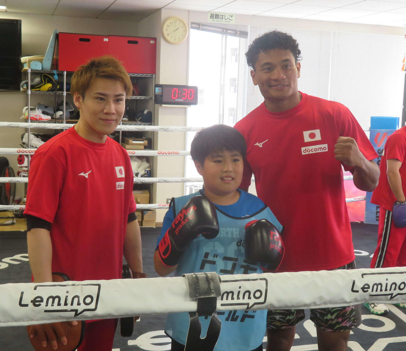 ドコモ未来フィールドでキッズと交流するWBA世界スーパーライト級1位の平岡アンディ（右端）。左端は太田光亮トレーナー