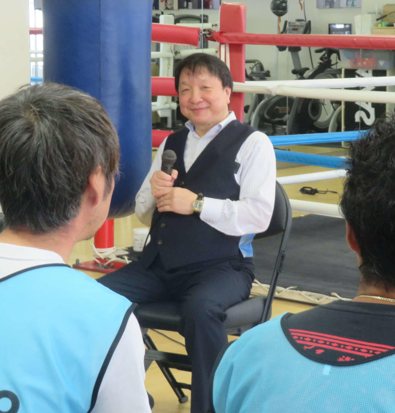 ドコモ未来フィールドで、参加キッズの保護者向けにトークショーを行った大橋ジム大橋秀行会長（中央）
