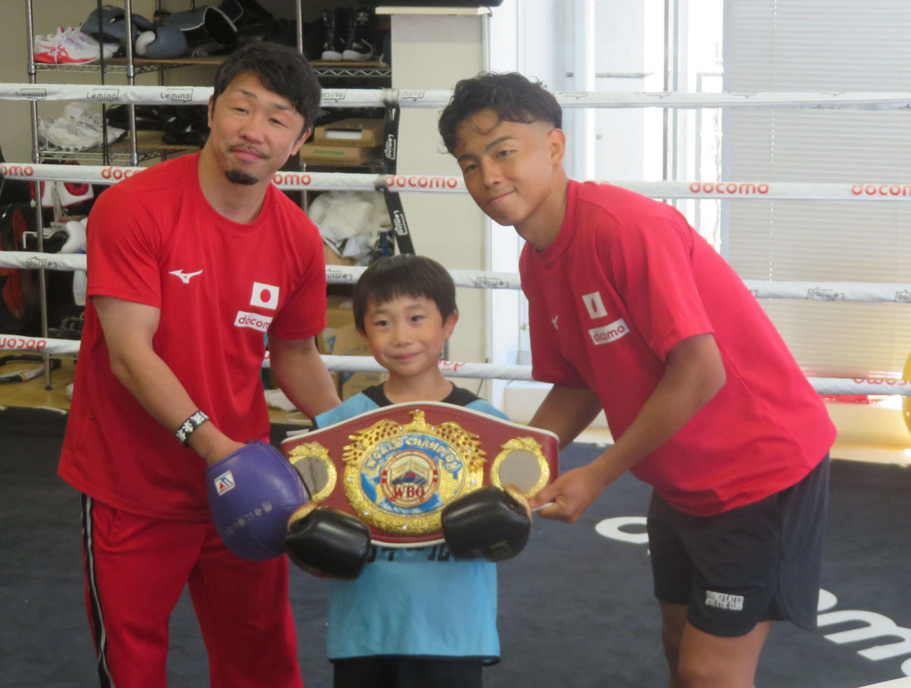 ドコモ未来フィールドでキッズと記念撮影するWBO世界バンタム級王者の武居由樹（右端）。左端は八重樫東トレーナー