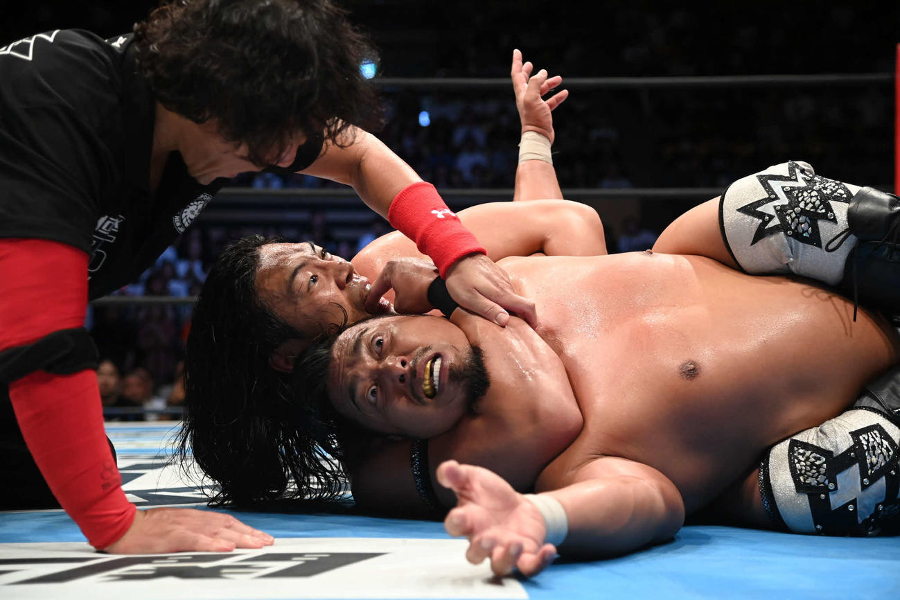 胴締めスリーパーで鷹木信悟を締め上げる竹下幸之介（C）新日本プロレス
