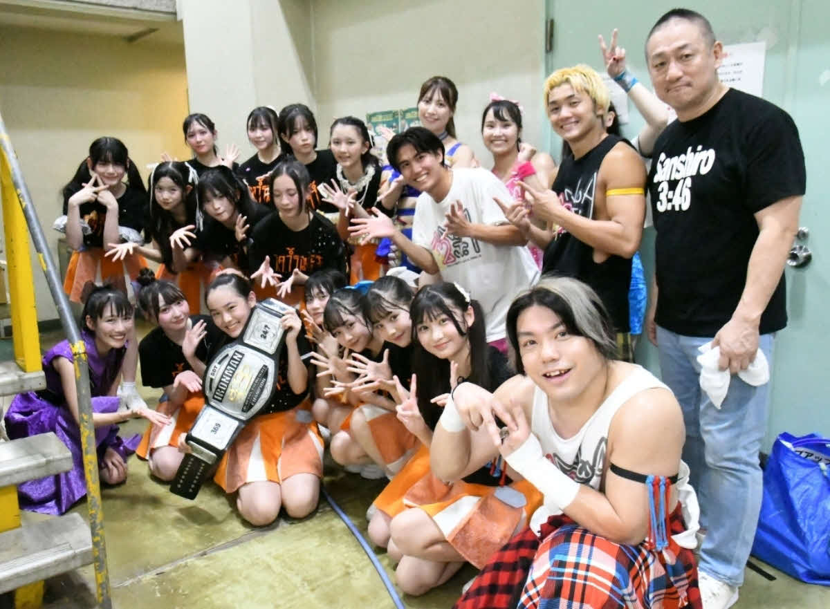 DDTプロレスのアイアンマンヘビーメタル級王座を戴冠した高城れに（前列左端）だったが、わずか6分でスタプラ研究生の鈴江珠莉（前列左から3人目）にベルトを奪われた