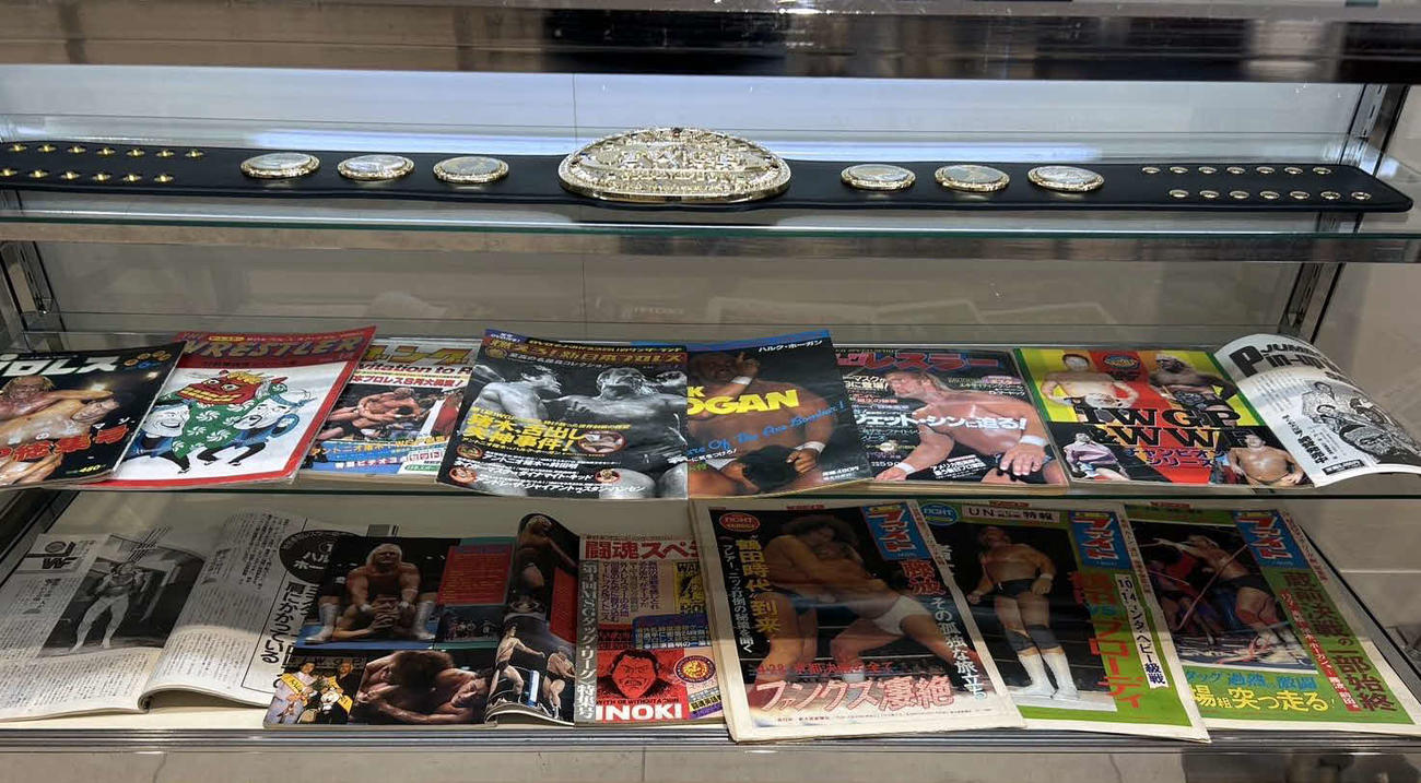 アントニオ猪木展でハルク・ホーガンさんが巻いた初代のIWGPベルトのレプリカなどが展示（IGF提供）