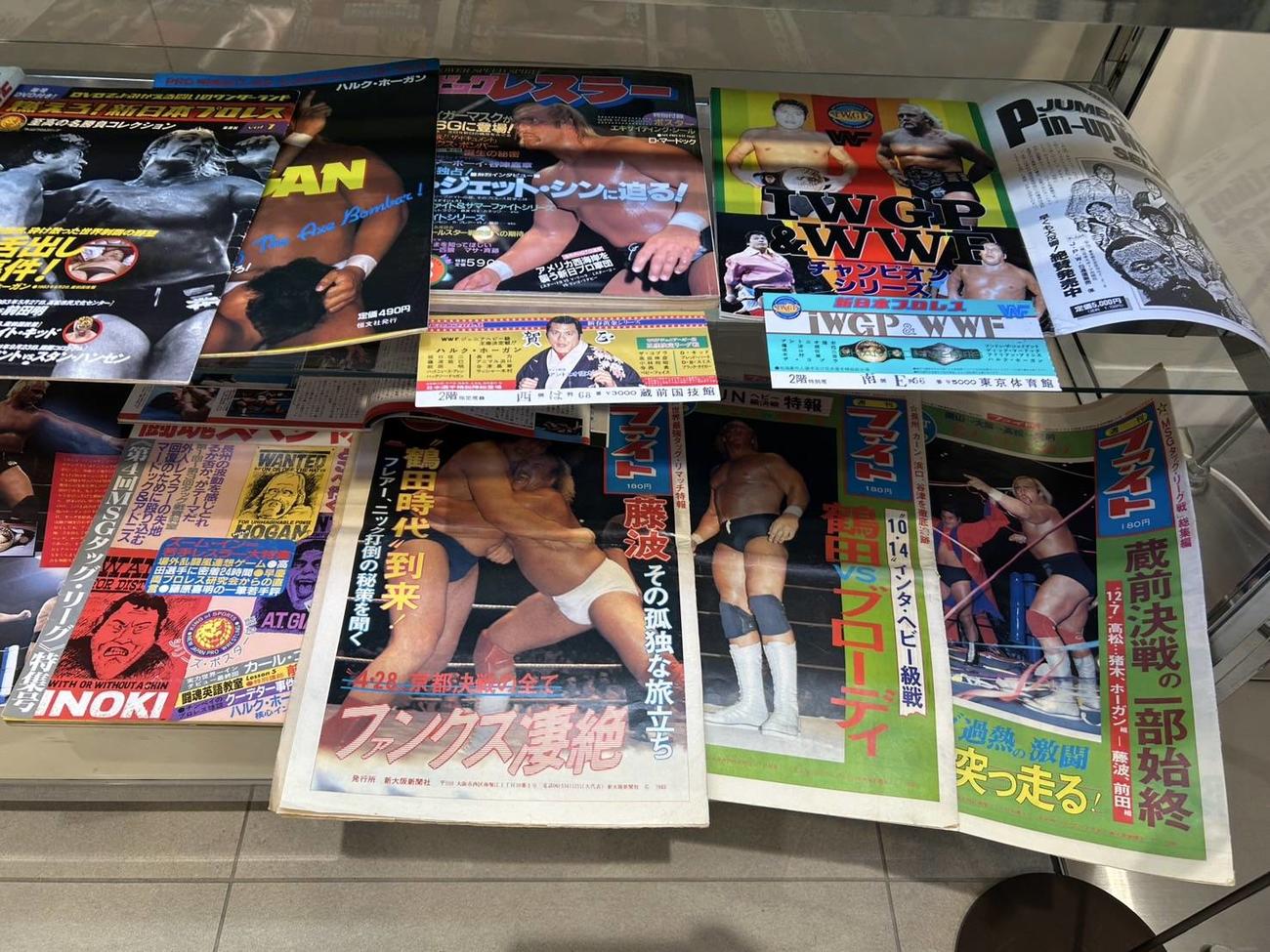 高崎市で開催中のアントニオ猪木展で展示されているハルク・ホーガンさんの活躍を伝える当時のプロレス誌（IGF提供）