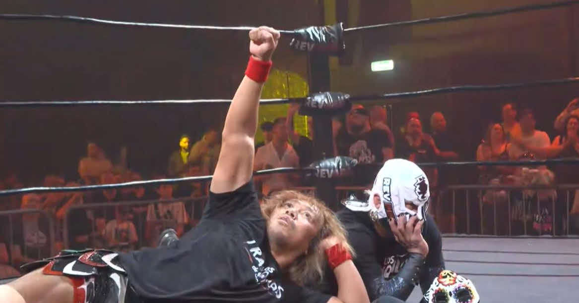 初戦で勝利を飾った内藤哲也（左）とBUSHIは余裕のポーズ（RPW配信から）