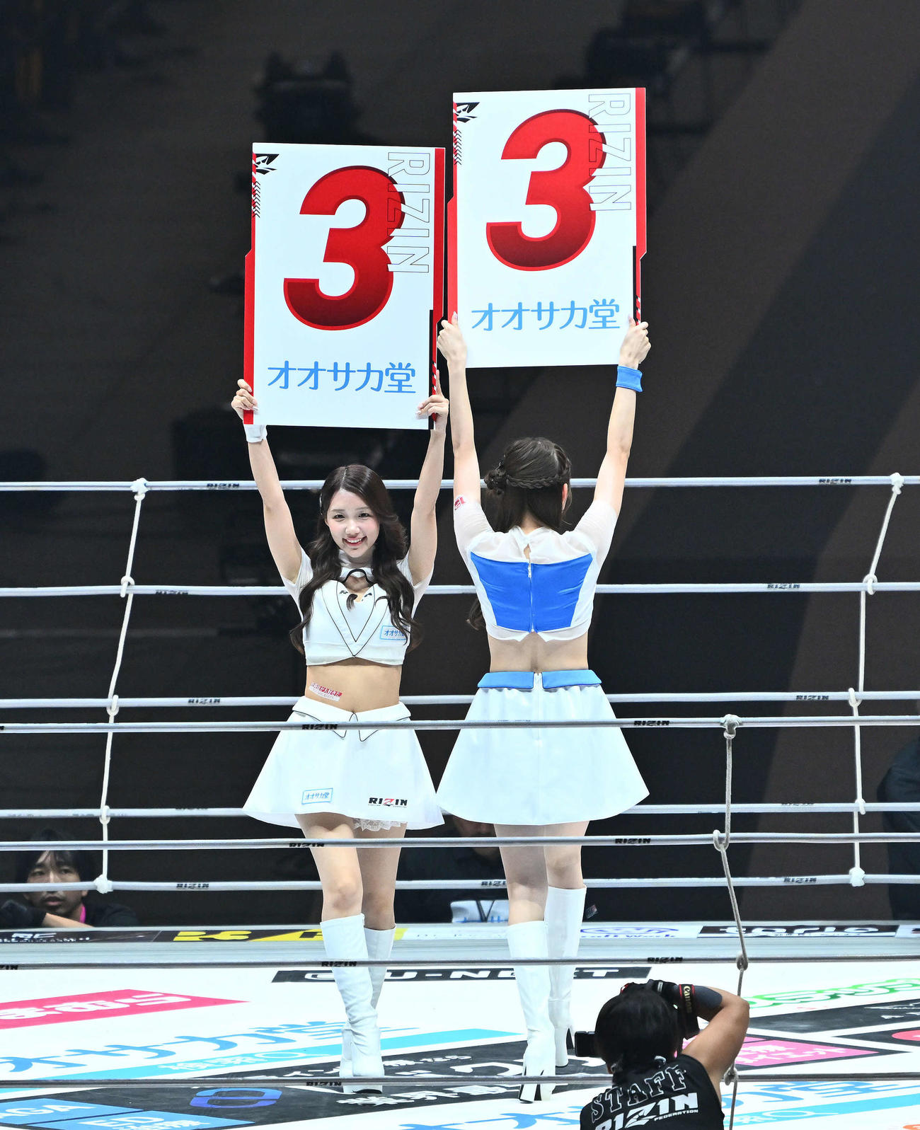 リングを彩るラウンドガール（撮影・滝沢徹郎）