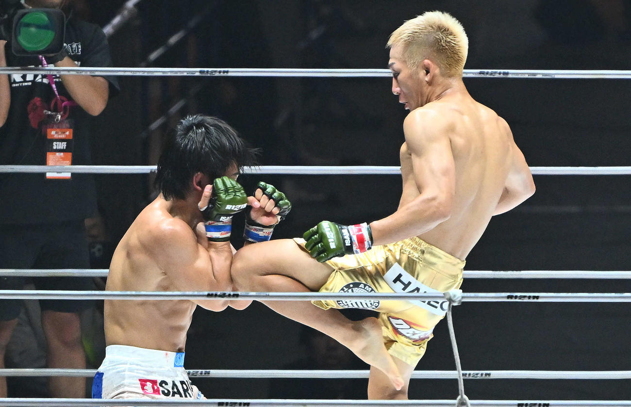 3回、元谷（右）はヒロヤに膝蹴りを見舞う（撮影・滝沢徹郎）　