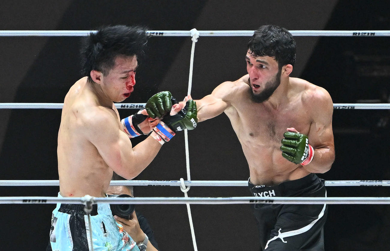 3回、アリベク・ガジャマトフ（右）は征矢にパンチを打ち込む（撮影・滝沢徹郎）　