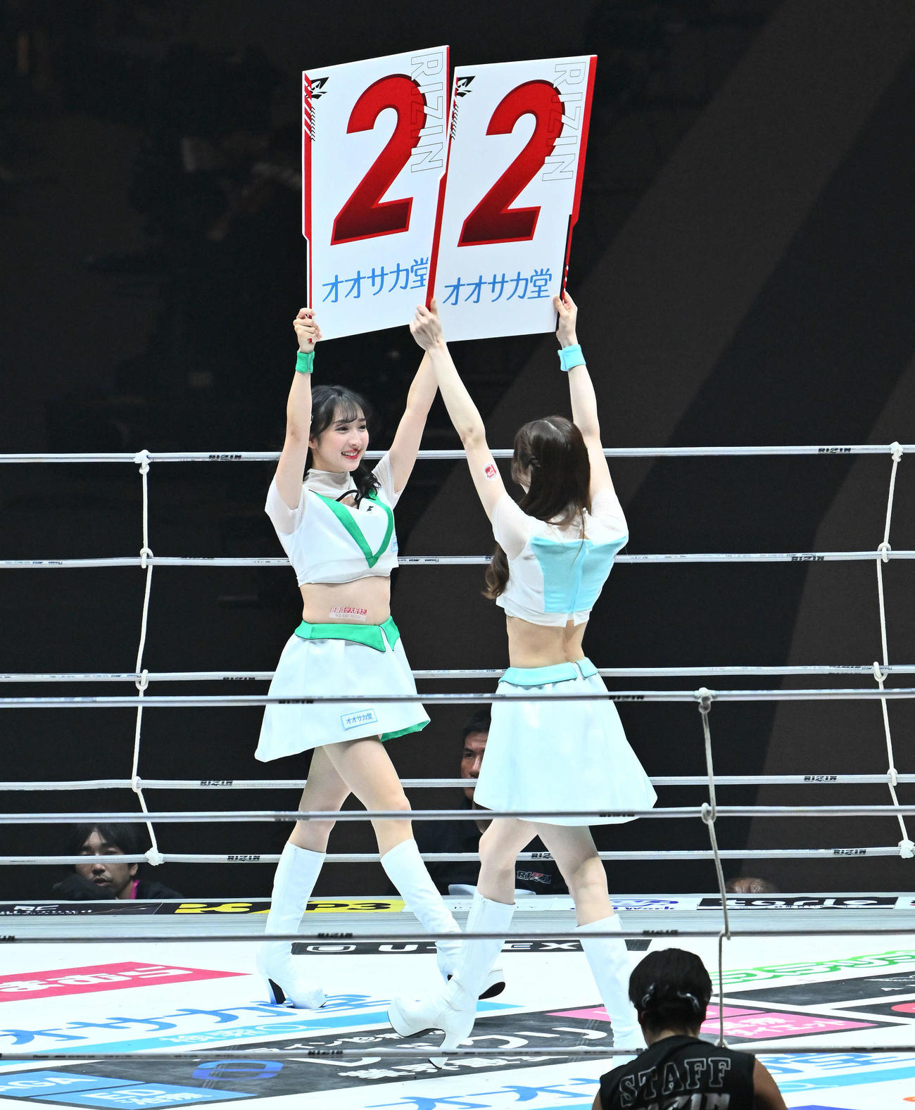 リングを彩るラウンドガール（撮影・滝沢徹郎）