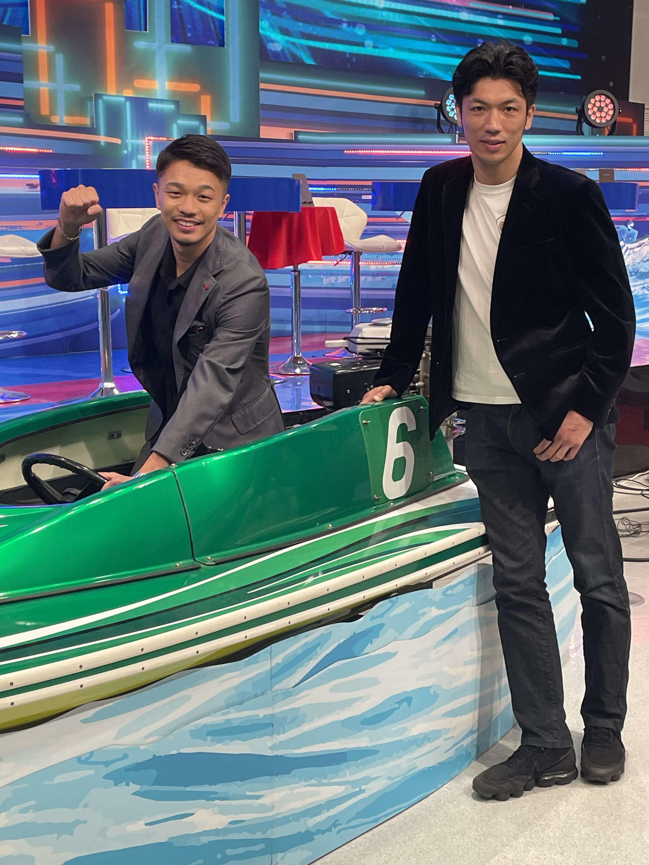 ボートの前でポーズを取る村田諒太さんと中谷潤人