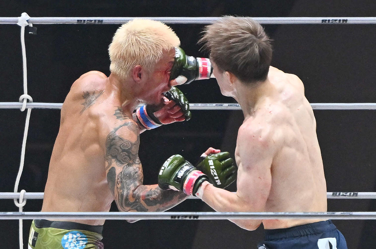 3回、井上（右）は福田にパンチを打ち込む（撮影・滝沢徹郎）　