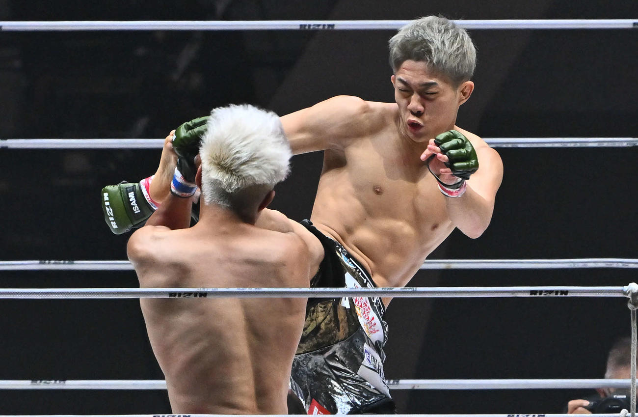 1回、秋元（後方）は赤田に蹴りを見舞う（撮影・滝沢徹郎）　