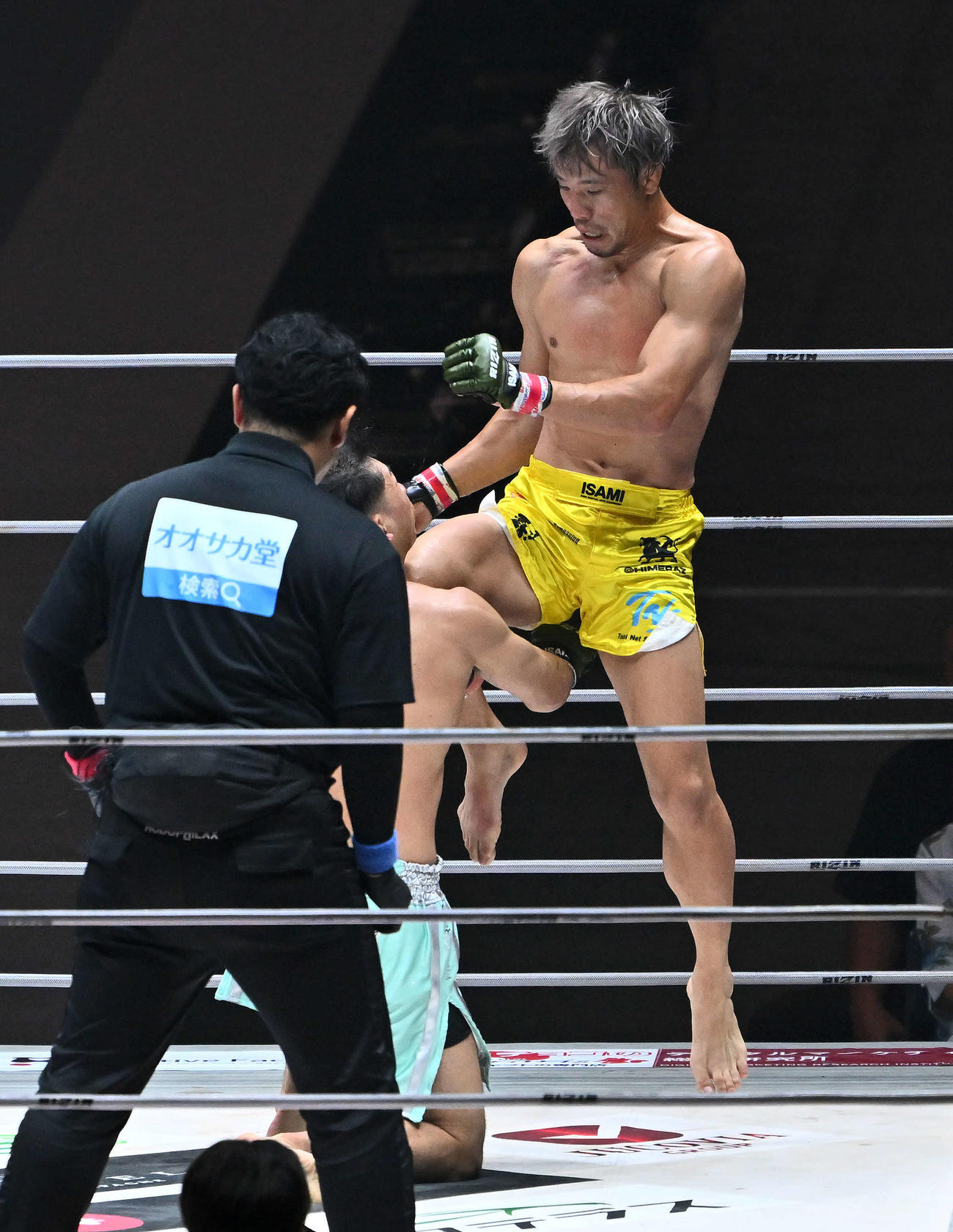 2回、金原（右）はYA－MANに膝蹴りを見舞う（撮影・滝沢徹郎）　