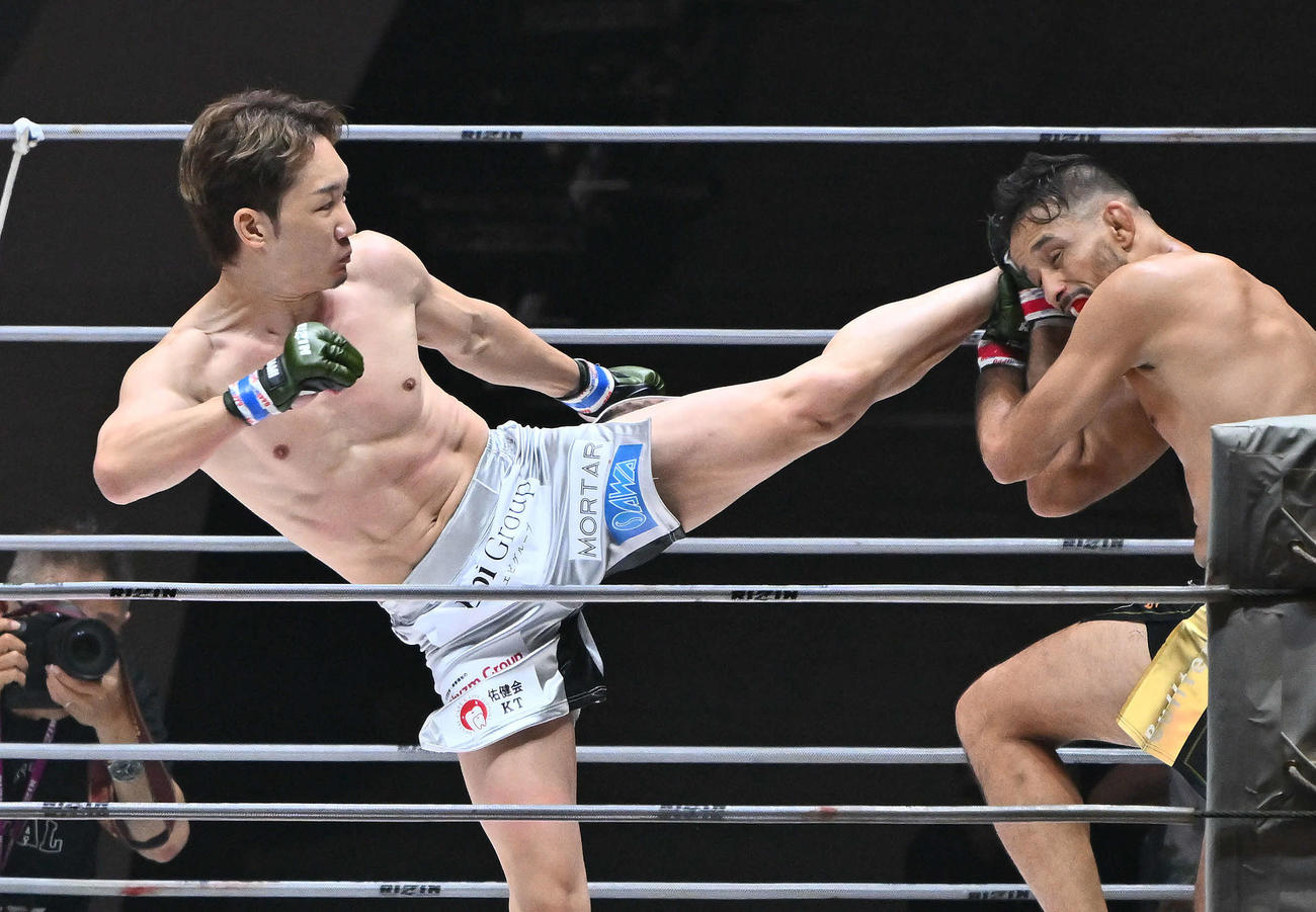 1回、朝倉（左）はクレベル・コイケに蹴りを見舞う（撮影・滝沢徹郎）　