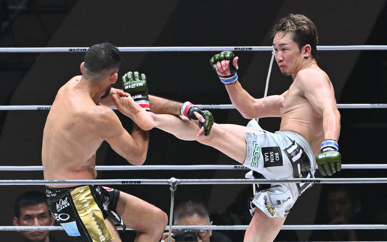 3回、朝倉（右）はクレベル・コイケに蹴りを見舞う（撮影・滝沢徹郎）　