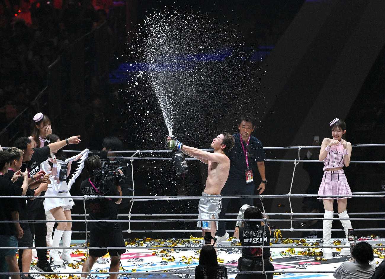 クレベル・コイケに勝利しシャンパンファイトで祝う朝倉（撮影・滝沢徹郎）　