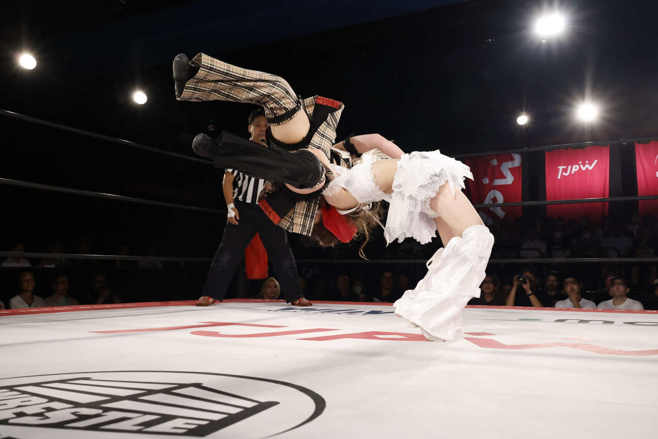 愛野ユキをキューティースペシャルで仕留めた瑞希（右）