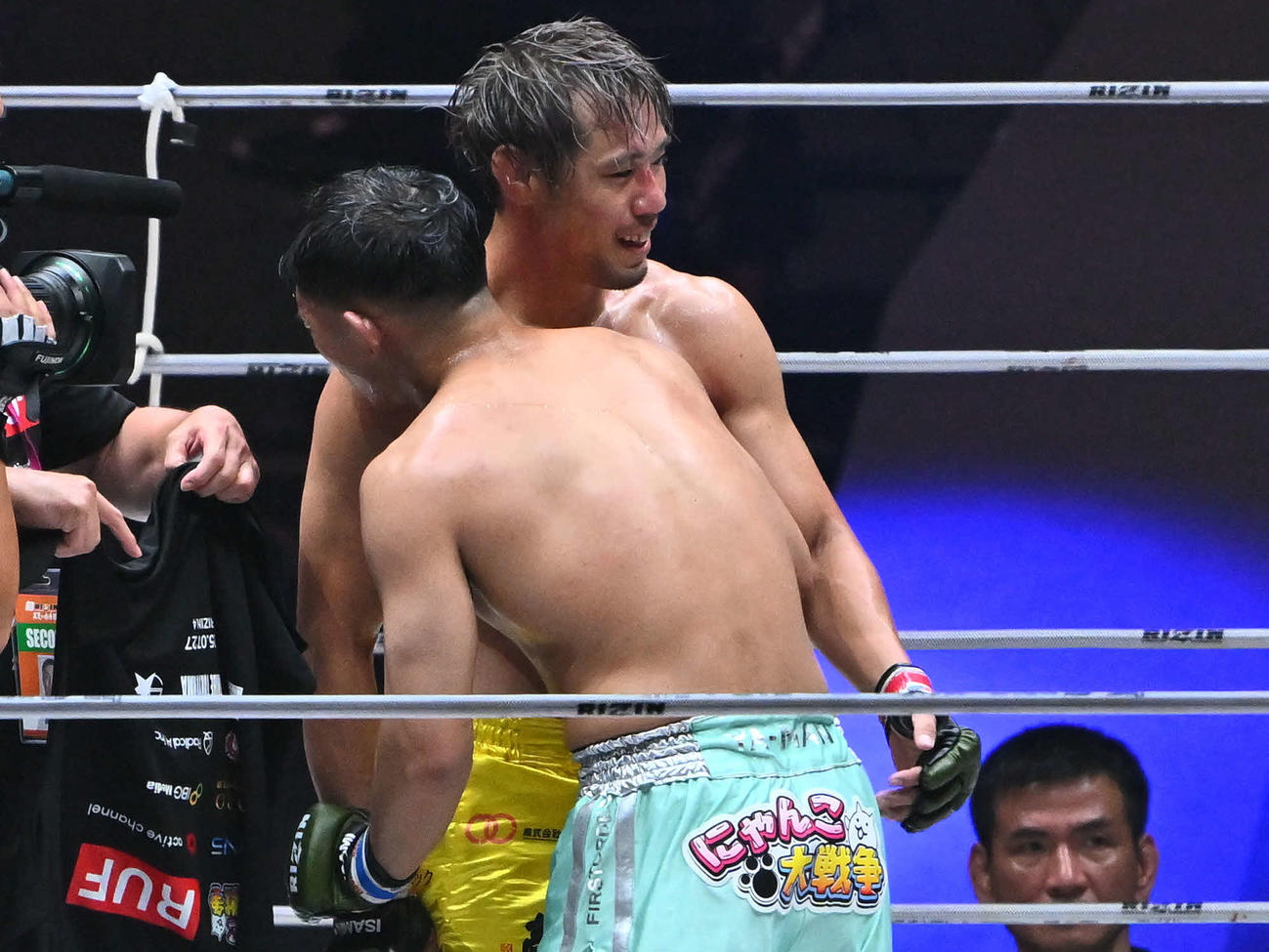試合後、健闘をたたえ合う金原（後方）とYA－MAN（撮影・滝沢徹郎）　