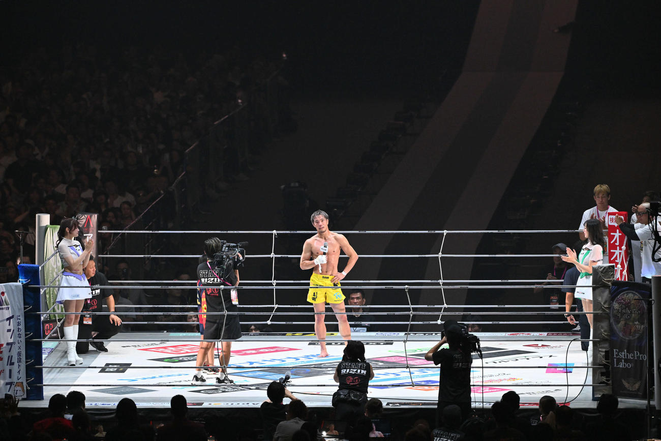 YA－MANとの試合後、引退を表明する金原（撮影・滝沢徹郎）　