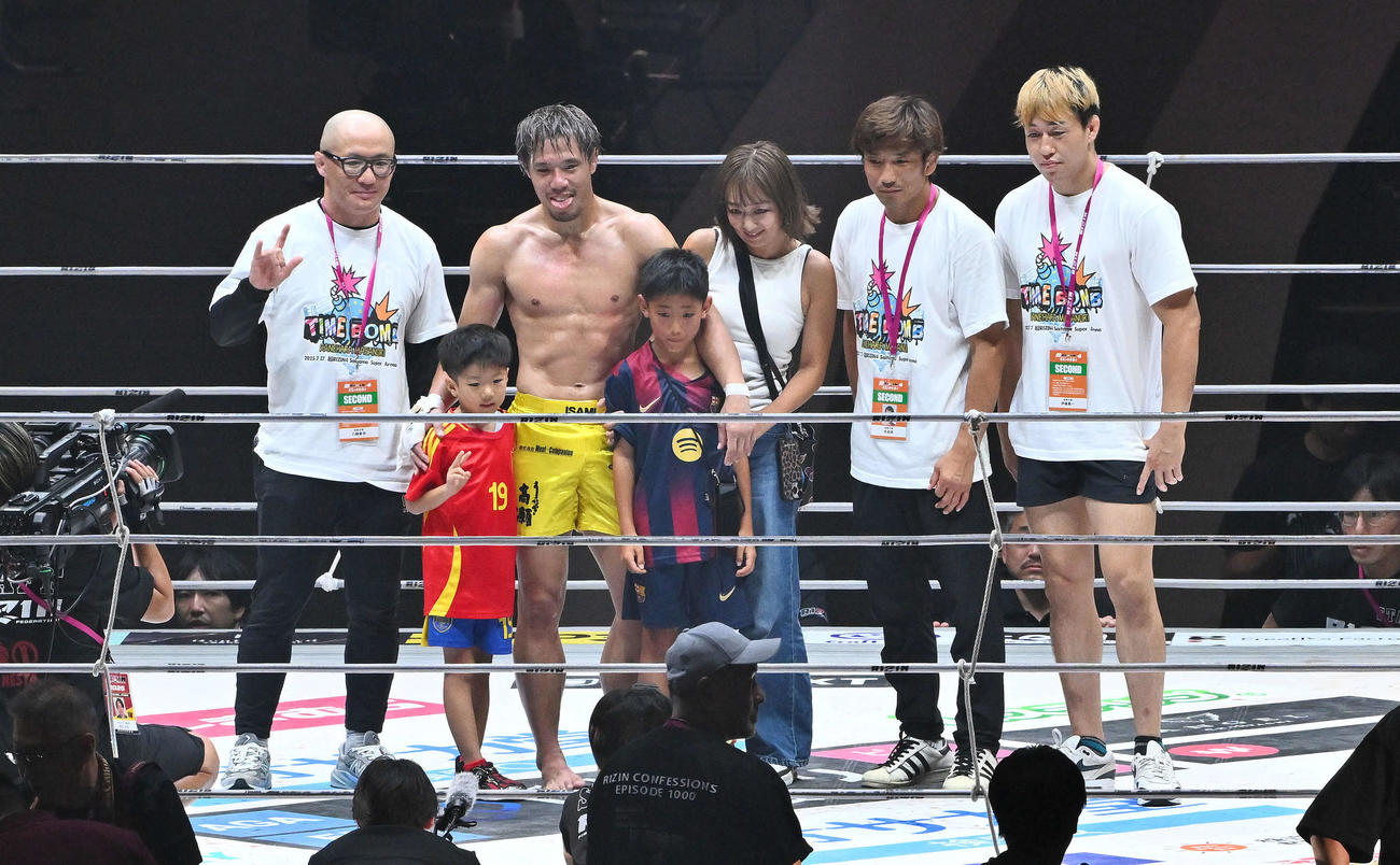 YA－MANとの試合後、引退を表明した金原（左から3人目）は家族、スタッフと記念撮影する。左から6人目は所（撮影・滝沢徹郎）　