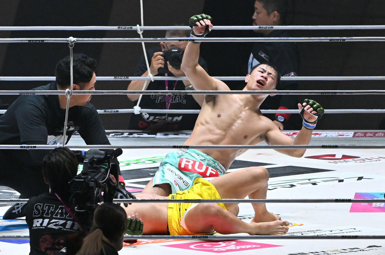 YA－MAN（上）は金原に勝利するも厳しい表情で倒れ込む（撮影・滝沢徹郎）　