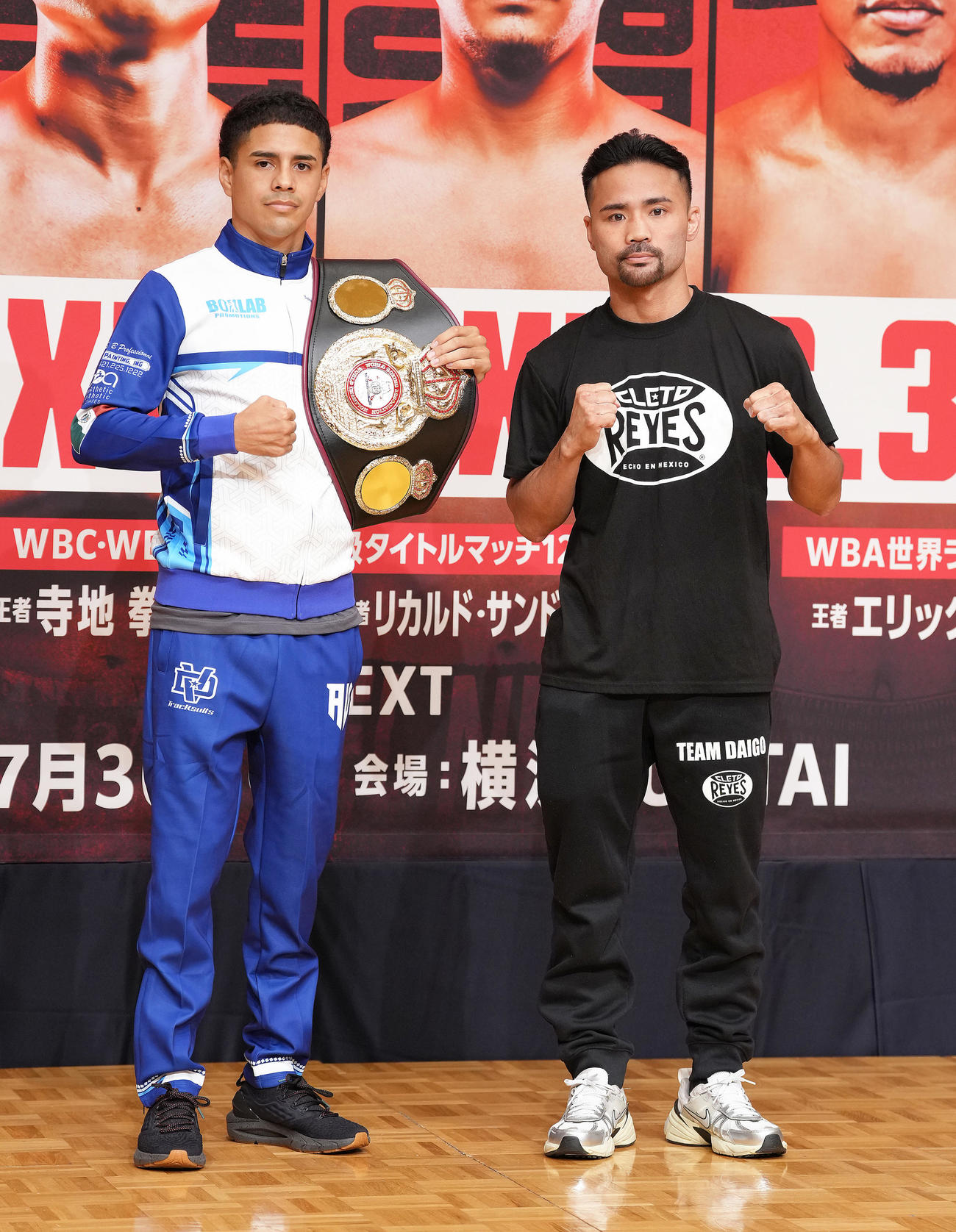 フォトセッションに臨むバルガス（左）と比嘉（撮影・足立雅史）