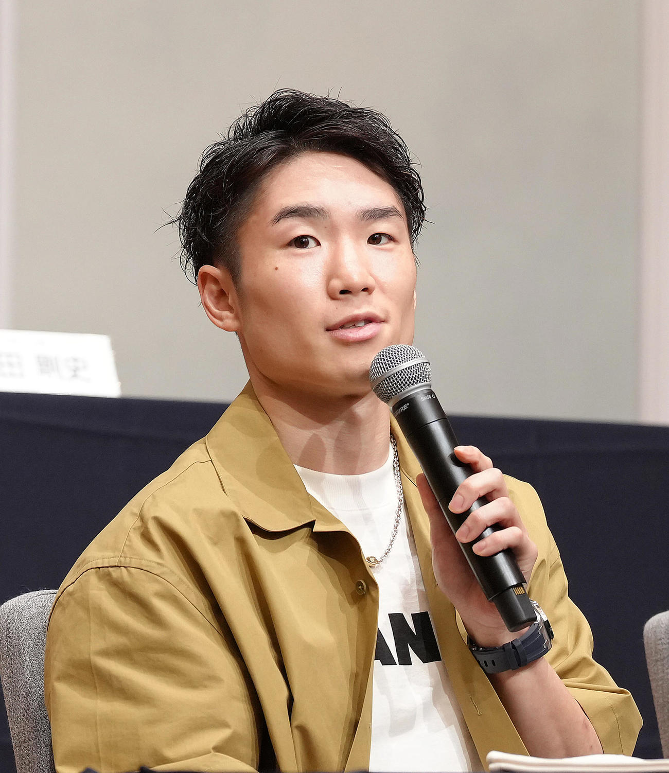 会見で意気込みを語る寺地（撮影・足立雅史）