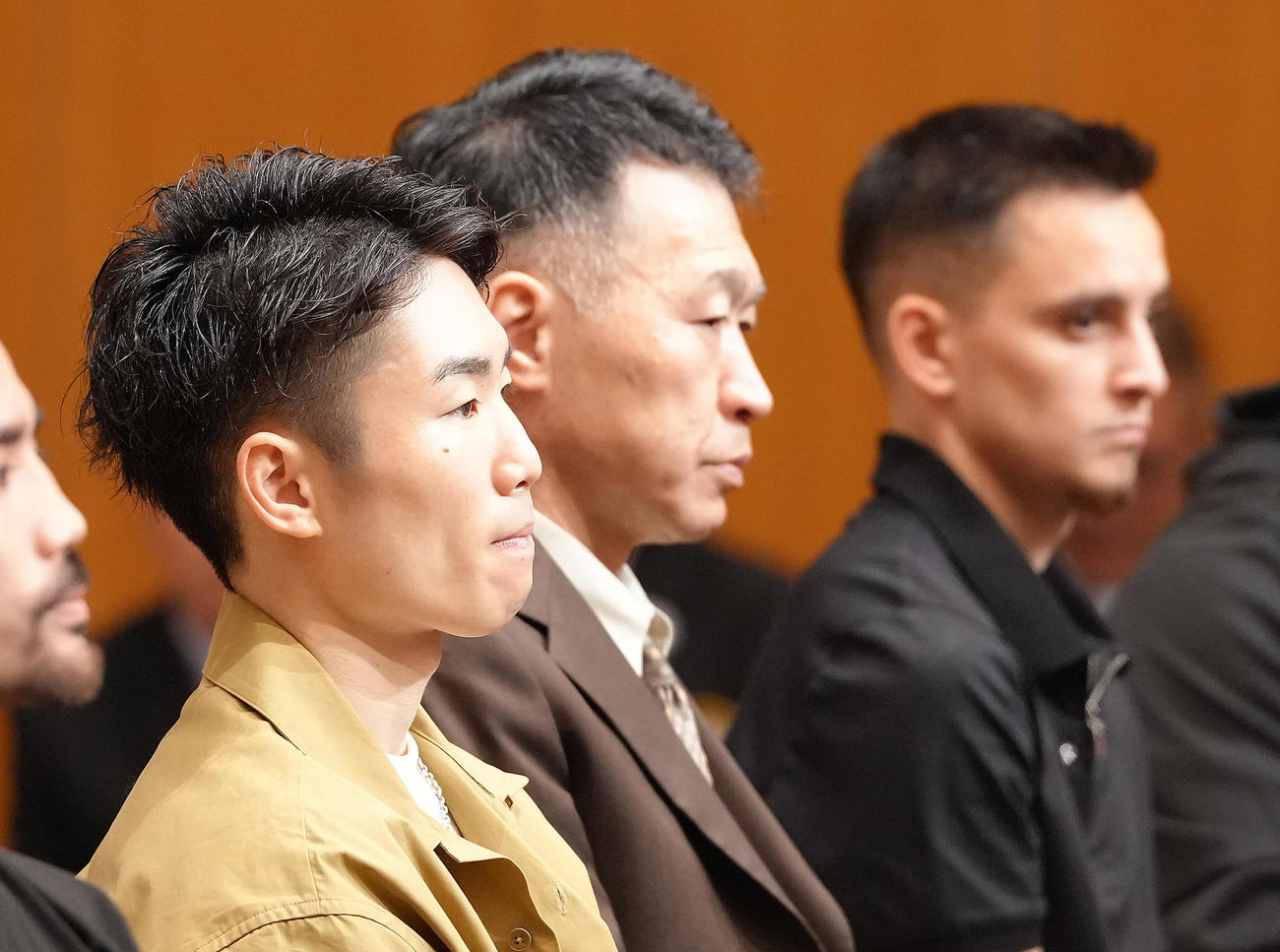 会見に臨む、左から寺地拳四朗、父でBMBボクシングジムの寺地永代表、挑戦者サンドバル（撮影・足立雅史）
