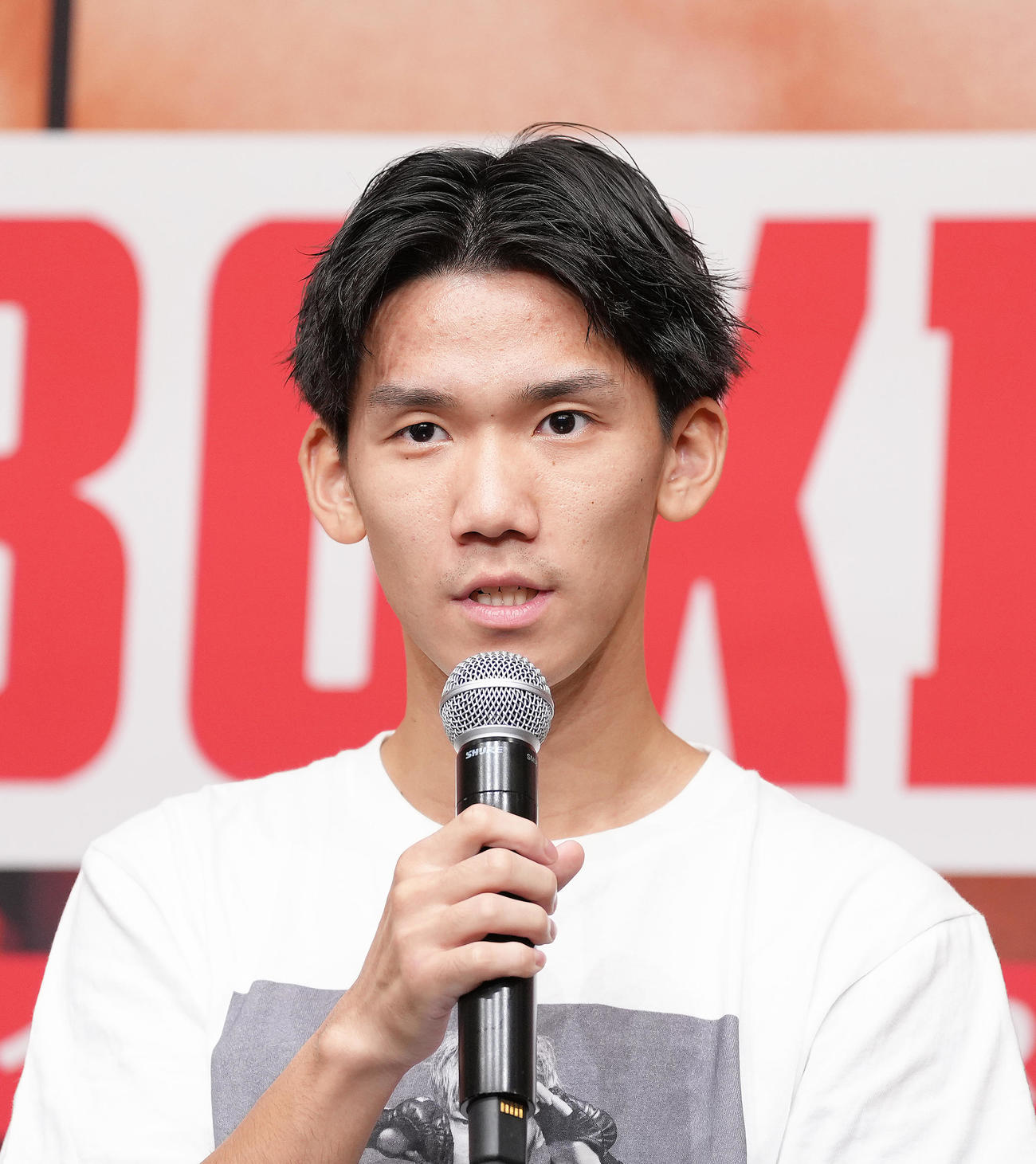 会見で意気込みを語る高見（撮影・足立雅史）