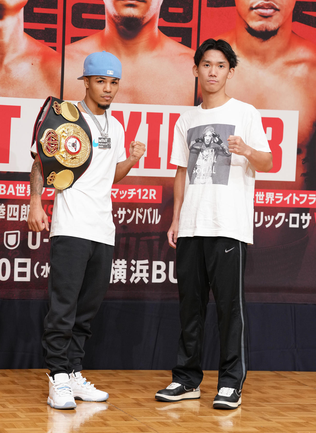 フォトセッションに臨むロサ（左）と高見（撮影・足立雅史）