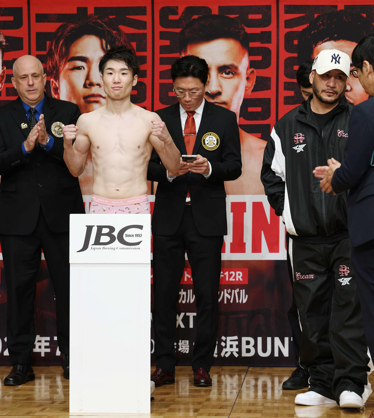 前日計量をクリアし笑顔でポーズをとるWBC世界フライ級統一王者寺地（撮影・宮地輝）