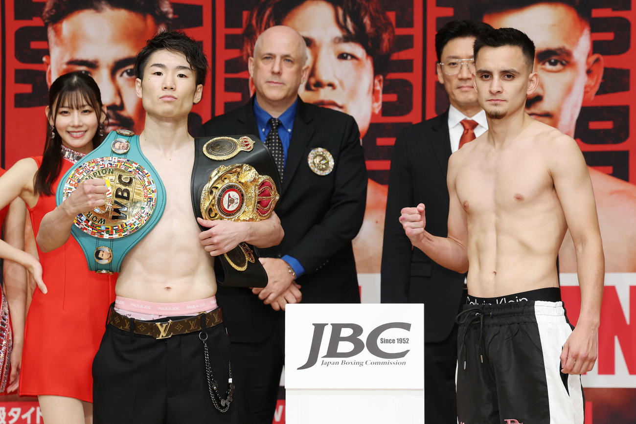 前日計量をクリアし記念撮影に納まる挑戦者サンドバル（右）とWBC世界フライ級統一王者寺地（撮影・宮地輝）