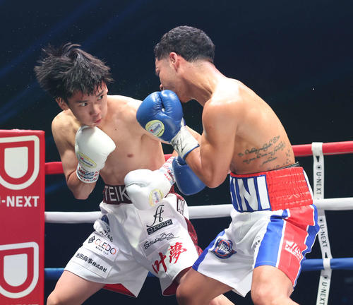 2回、エリック・ロサ（右）を果敢に攻める高見（撮影・宮地輝）